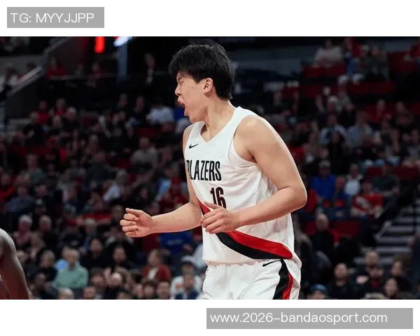 美女球迷摩达中心热情助阵杨瀚森称其身材瘦削似婴儿肥引关注 美女球迷摩达中心热情助阵杨瀚森称其身材瘦削似婴儿肥引关注